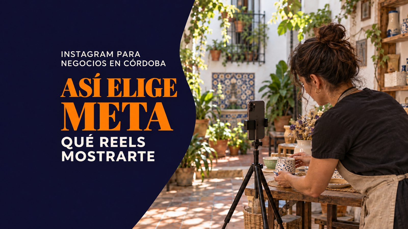 Portada del artículo: negocio cordobés grabando un Reel con el móvil en un patio con macetas