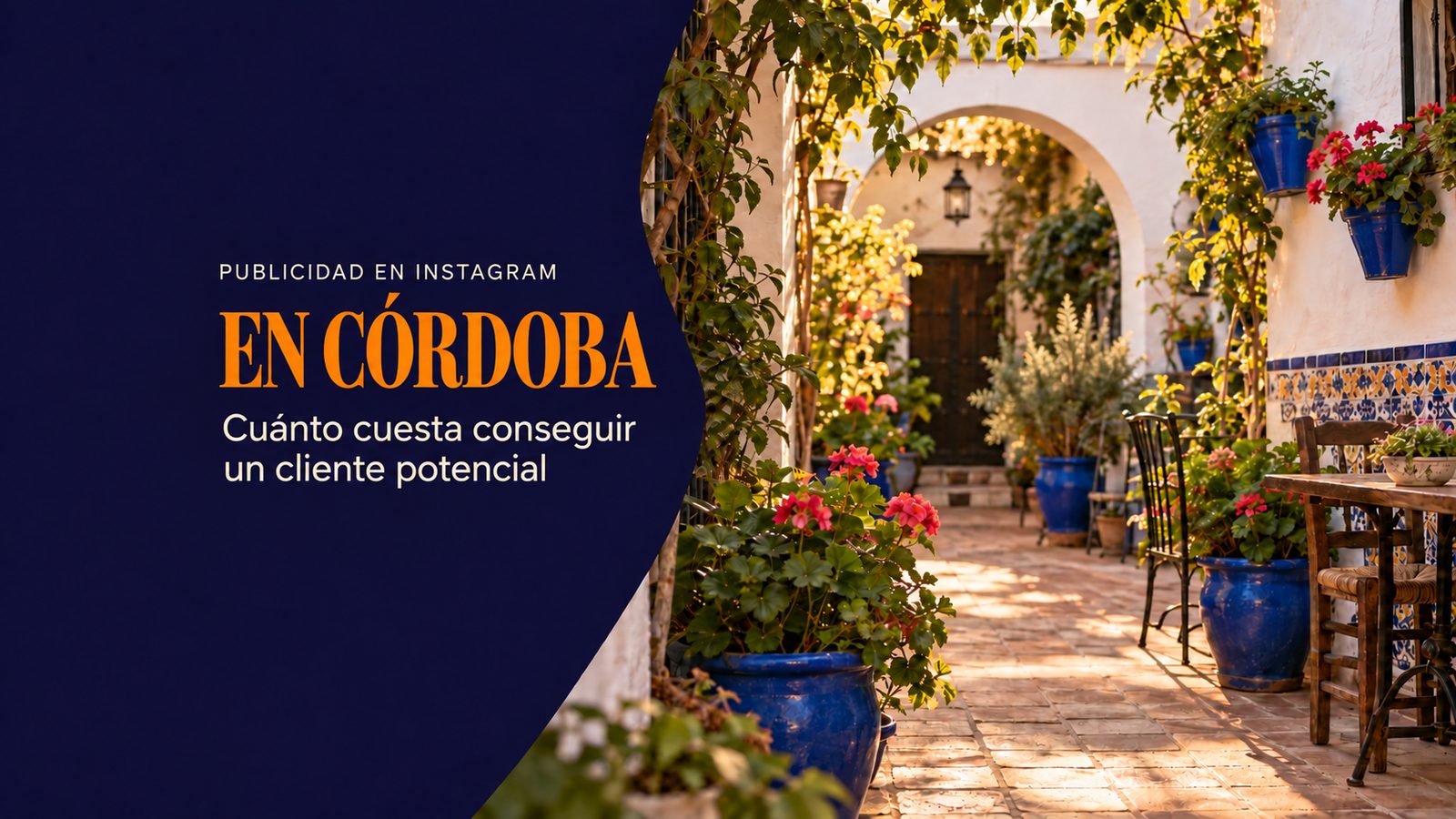 Portada del artículo: patio cordobés con arco, macetas azules y geranios